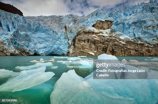 floating icebergs in front of glacier los leones in laguna sn. rafael np - aisen del general carlos ibanez del campo stock pictures, royalty-free photos & images