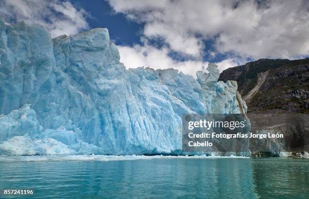 closer view of glacier los leones front blue ice descending over the lake. - aisen del general carlos ibanez del campo stock pictures, royalty-free photos & images