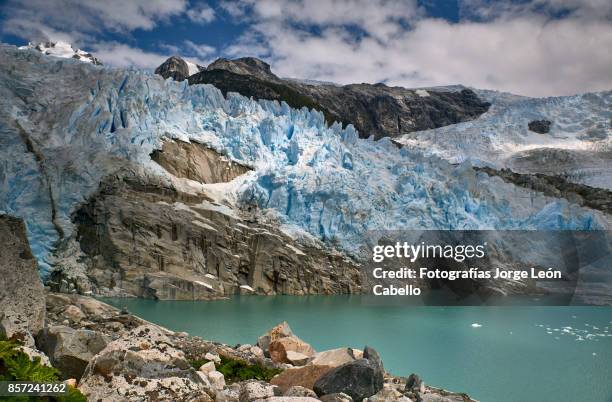 a view of the glacier los leones front descending over the rocky soil. - aisen del general carlos ibanez del campo stock pictures, royalty-free photos & images