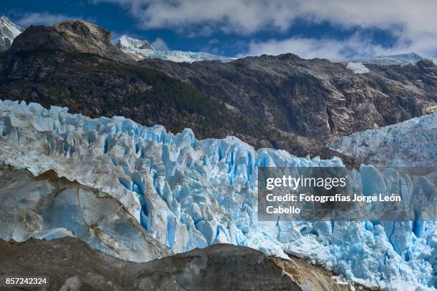 a side view of glacier los leones descending among the mountains. - aisen del general carlos ibanez del campo stock pictures, royalty-free photos & images