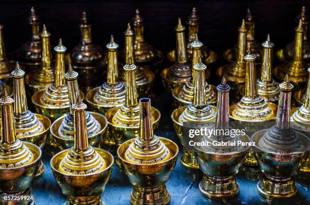 buddhist holy water containers - saint graal photos et images de collection