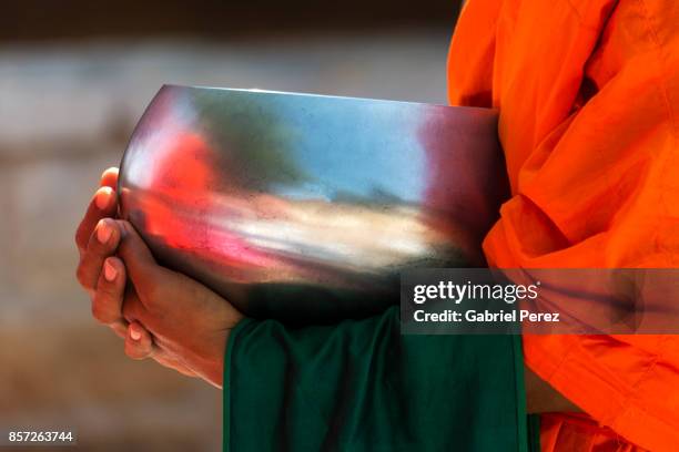 a thai monk - cultura orientale photos et images de collection