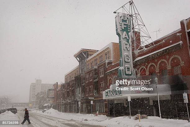 Snow falls in downtown March 30, 2009 in Fargo, North Dakota. The city's heavy equipment was pulled away from the ongoing levee construction to deal...