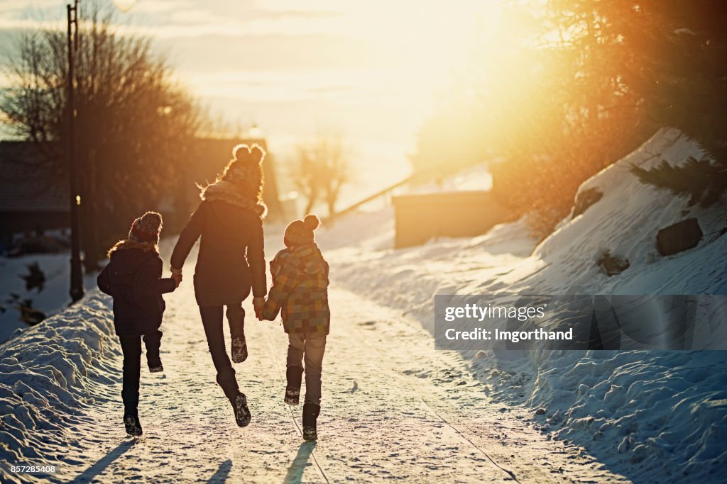 Crianças desfrutando de inverno