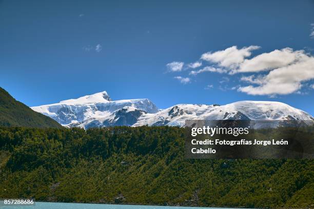 a view of the mountains of lake fiero from the lake los leones. - aisen del general carlos ibanez del campo stock pictures, royalty-free photos & images