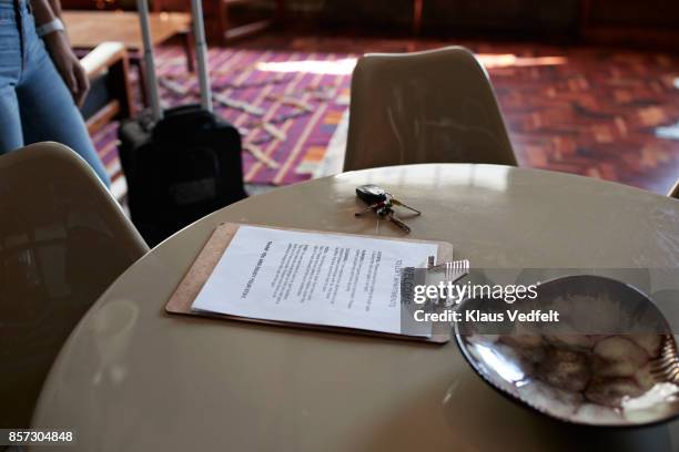 clipboard with welcome note, on table in rental apartment - key message stock pictures, royalty-free photos & images