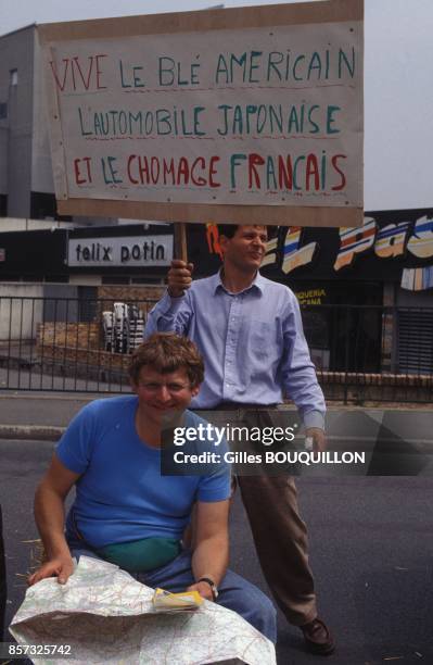Barrage d'agriculteurs au sud de Paris pour protester contre la PAC - Politique agricole commune - le 23 juin 1992 en France.