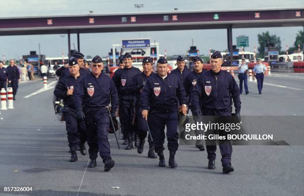 Les forces de l'ordre debloqent l'autoroute A62 bloquee par les routiers le 8 juillet 1992 en France.