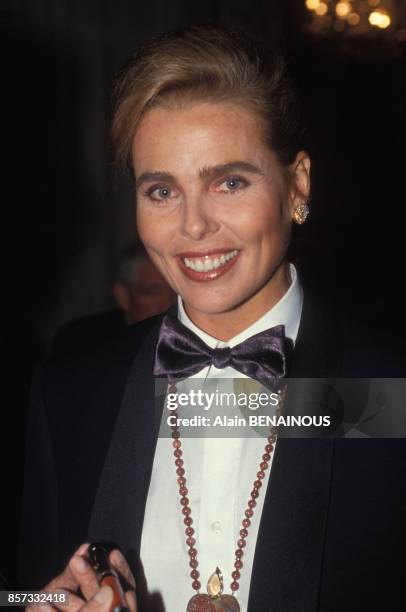 Margaux Hemingway presente le stylo Mont Blanc 'Hemingway' a l'hotel Ritz le 28 octobre 1992 a Paris, France.