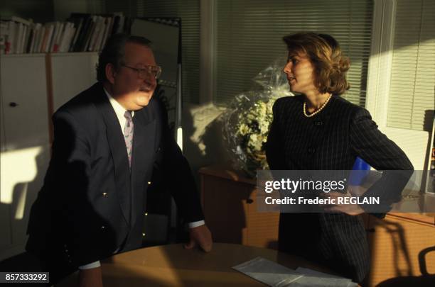 Le journaliste Gerard Carreyrou dans son bureau a TF1 et Claire Chazal le 13 decembre 1992 a Paris, France.