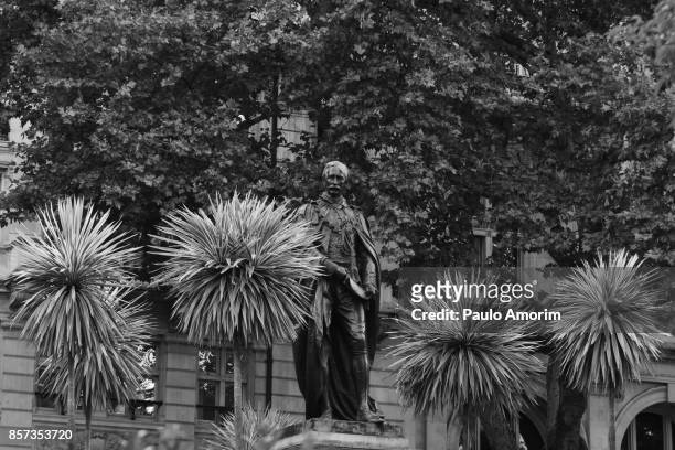 statue of sir henry bartle frere in london - ヴィクトリア・エンバンクメント・ガーデンズ ストックフォトと画像