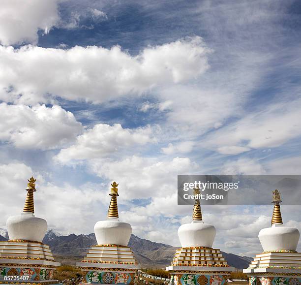 shanti stupa  at dalai lama's  garden - tempel shanti stupa stock-fotos und bilder