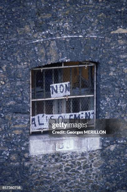 Banderole Non A L'Isolement a la fenetre d'une cellule de la prison de la Sante le 22 juillet 1988 a Paris, France.