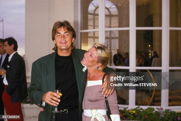 Le joueur de tennis francais Henri Leconte avec sa femme Isabelle au tournoi de golf le 31 juillet 1988 a Deauville, France.