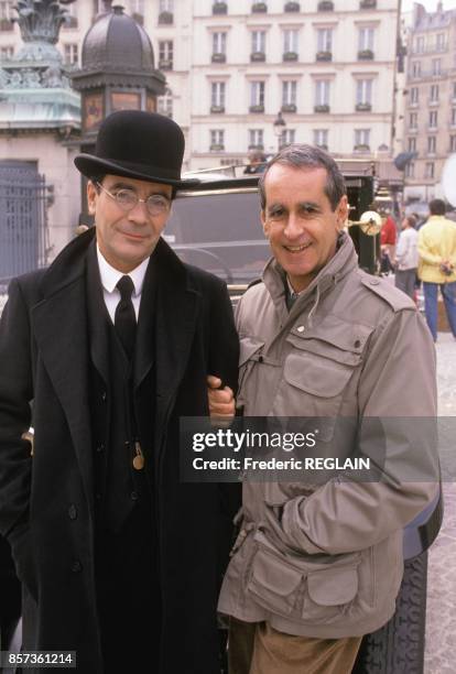 Actor Pierre Arditi, left, with film director Edouard Molinaro on the set of French Tv movie 'Les Grandes Familles' on September 21, 1988 in Paris,...