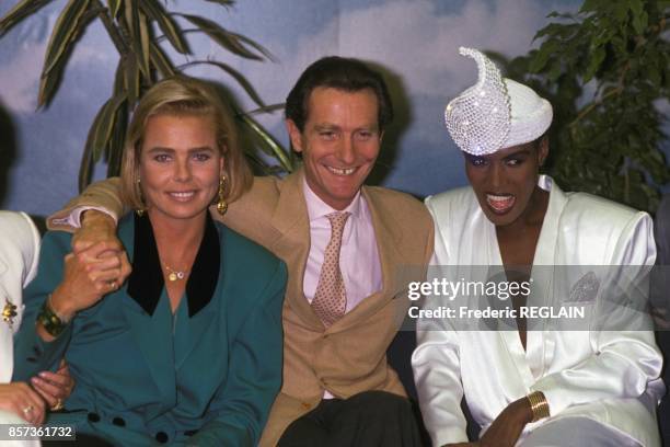 Margaux Hemingway and Grace Jones with journalist William Leymergie on October 21, 1988 in Paris, France.