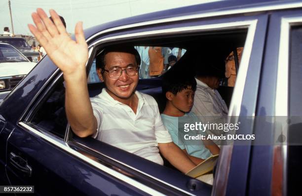 Epidemie de cholera au Perou; le president peruvien Alberto Fujimori et son fils Kenyo le 10 mars 1991 a Chimbote, Perou.