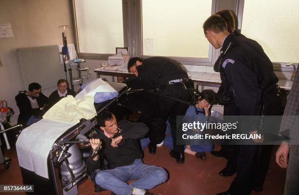 Sit-in pendant l'operation anti-IVG a l'hopital Antoine Beclere le 12 avril 1991 a Clamart, France.