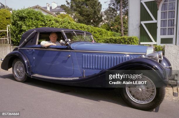Marceau Convenant au volant de sa Bugatti 'Chaperon' de 1935 en avril 1991 a La Baule, France.
