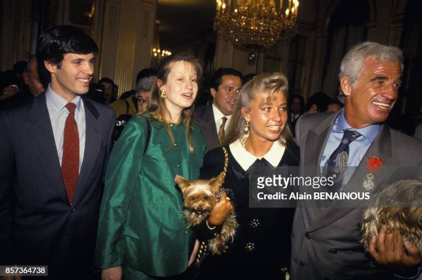 Jean-Paul Belmondo avec Natty, son fils Paul et sa femme Luana lors de sa remise de decoration au ministere de la Culture le 6 mai 1991 a Paris,...