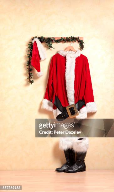 father christmas outfit waiting - weihnachtsmann stock-fotos und bilder