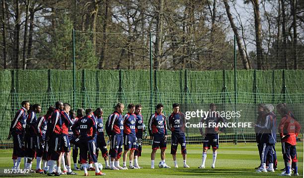 France national football team's coach Raymond Domenech speaks to his players during a training session on March 31, 2009 in Clairefontaine, outside...