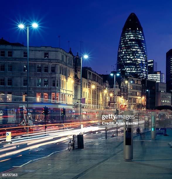 bishopsgate and the swiss re tower at dusk - wolkenkratzer swiss re tower stock-fotos und bilder