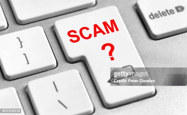 scam? to press or not to press - fraud photos et images de collection