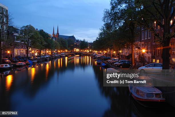 gracht at night - amsterdam gracht stockfoto's en -beelden
