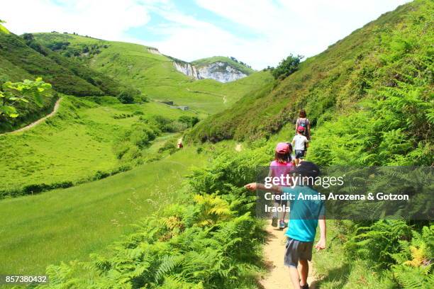 mother and children hiking near zakoneta beach - baskenland spanje stockfoto's en -beelden