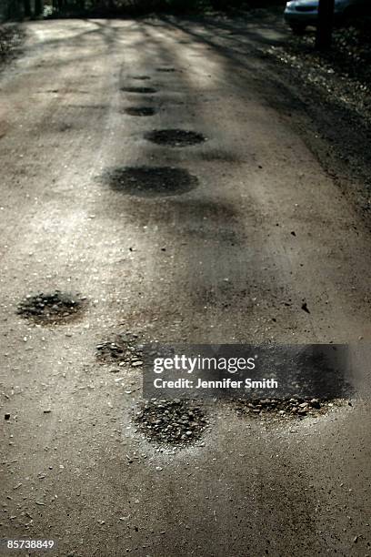 potholes - pothole stockfoto's en -beelden