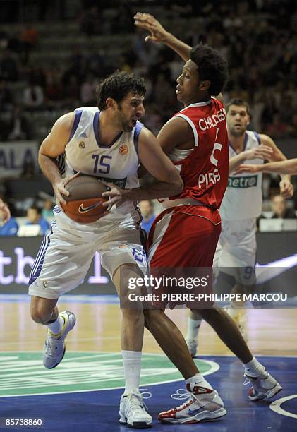 Real Madrid's Alex Mumbru vies with Olympiakos US Josh Childress during their Euroleague Basketball match in Madrid, on March 31, 2009. AFP PHOTO/...