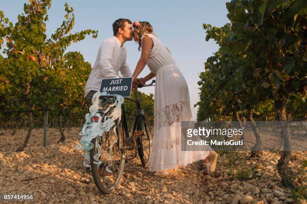 nur ehepaar mit fahrrad - hochzeitspärchen fahrrad stock-fotos und bilder