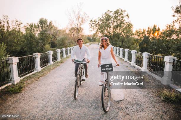 只是已婚的夫婦在自行車 - 新婚夫婦 個照片及圖片檔