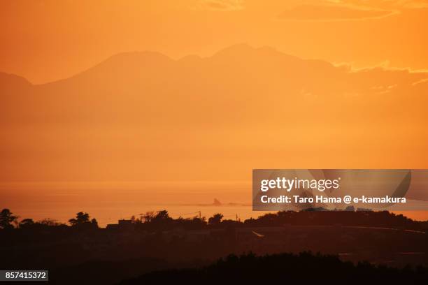 mt. hakone and eboshi-iwa rock island in chigasaki beach in chigasaki city in kanagawa prefecture in japan - chigasaki beach stock pictures, royalty-free photos & images