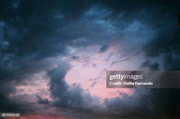 dramatic cloudscape sky - 不安定な空模様 ストックフォトと画像