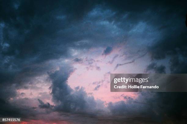 dramatic cloudscape sky - atmosferische lucht stockfoto's en -beelden