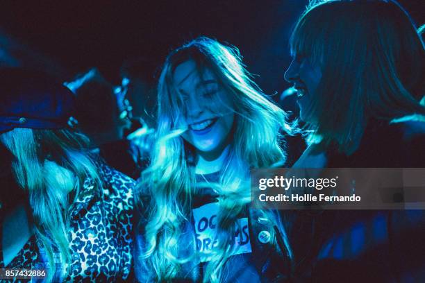 girlfriends on a night out - nightlife imagens e fotografias de stock