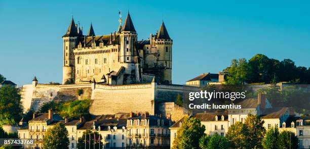 chateau de saumur, loire-flusses, frankreich - chateau de la loire stock-fotos und bilder