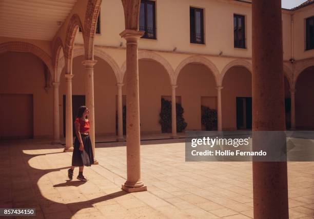 tourist in spain - atrium architektonisches detail stock-fotos und bilder