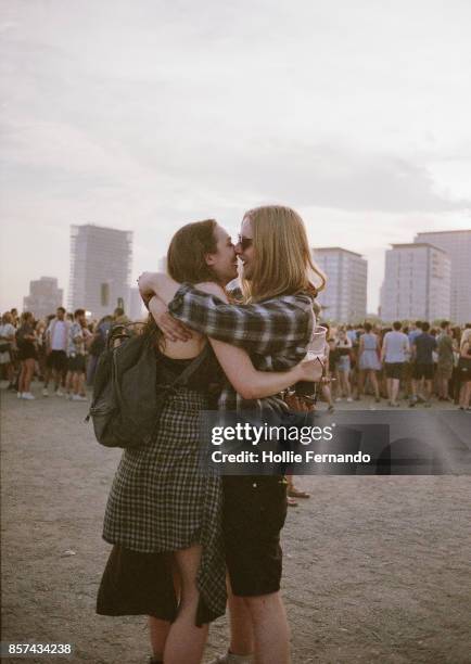 couple kissing at a festival - couple concert stock pictures, royalty-free photos & images