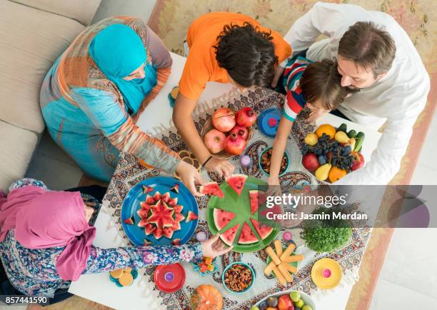 yalda night - iftar photos et images de collection