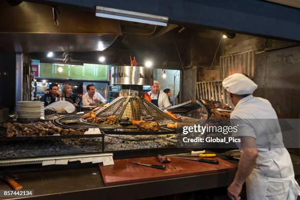 montevideo - uruguay (mercado del puerto) - famous food programa de televisión fotografías e imágenes de stock
