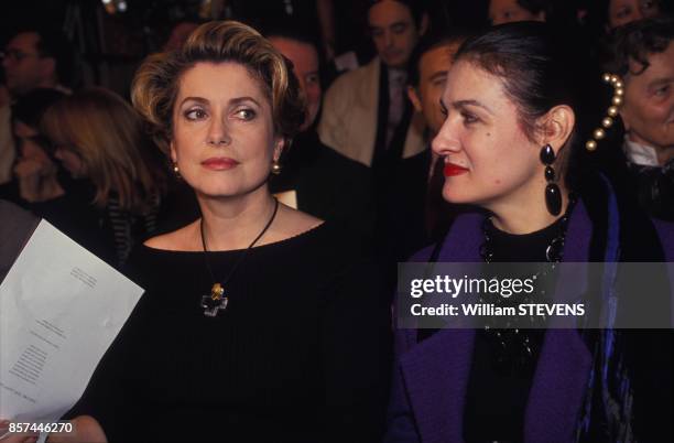 Catherine Deneuve et Paloma Picasso assises au premier rang du defile Yves Saint Laurent le 27 janvier 1993 a Paris, France.