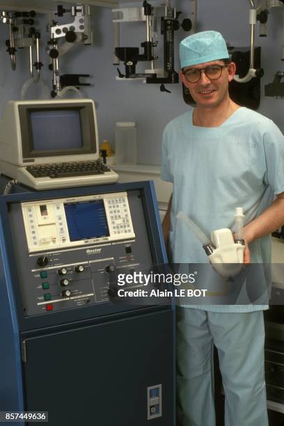 Coeur artificiel electrique implantable 'Novacor' a l'hopital de Nantes en mars 1993 a Nantes, France.