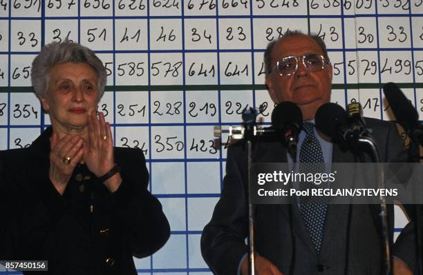 Le premier ministre Pierre Beregovoy, accompagne de sa femme Gilberte, annonce les resultats du deuxieme tour des elections legislatives le 28 mars...