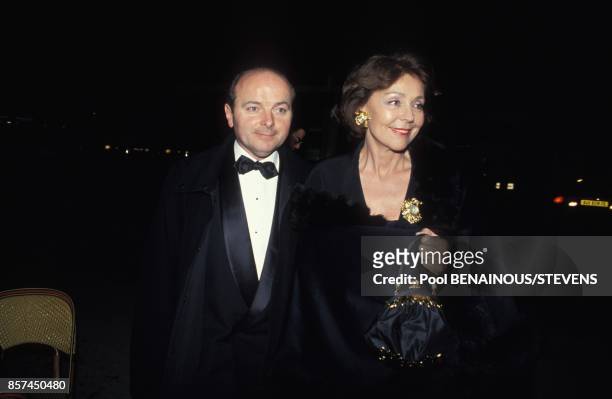 Le ministre de la Culture Jacques Toubon et son epouse Lise a la 7e Nuit des Molieres recompensant le theatre francais le 5 avril 1993 a Paris,...