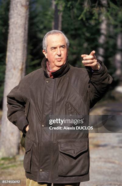 Edouard Balladur faisant une promenade durant son sejour dans sa propriete le 11 avril 1993 a Chamonix, France.