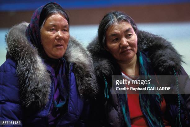 Femmes Inuits de Povungnituk assistant aux debats de la cour itinerante du Quebec dans le nord du pays en mai 1993 au Canada.