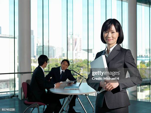 woman who works happily - ビジネスフォーマル ストックフォトと画像